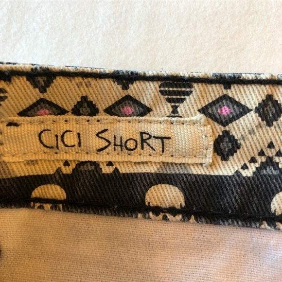 HOT Kiss Cici Geometric & Skulls Pattern Raw Hem Booty Short Shorts Size 3 - Picture 4 of 7